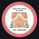 Gingerbread House | Christmas Cookie Exchange Ronde Sticker<br><div class="desc">Het ontwerp van deze koekjeswisselsticker is voorzien van een feestelijk Gingerbrood-huis met een rode, waterige en groene gumdrops op een witte achtergrond met een rode en witte pokstip buitenrand. Boven het ontbijt staat er een tekst die zegt: "Van huis tot van jou" Je kunt je personaliseren met je familienaam. Coördinaten...</div>