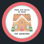 Gingerbread House | Christmas Cookie Exchange Ronde Sticker<br><div class="desc">Het ontwerp van deze koekjeswisselsticker is voorzien van een feestelijk Gingerbrood-huis met een rode, waterige en groene gumdrops op een witte achtergrond met een rode en witte pokstip buitenrand. Boven het ontbijt staat er een tekst die zegt: "Van huis tot van jou" Je kunt je personaliseren met je familienaam. Coördinaten...</div>