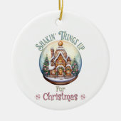 Gingerbread House in Snow Wereldbol Kerstvakantie Keramisch Ornament (Voorkant)