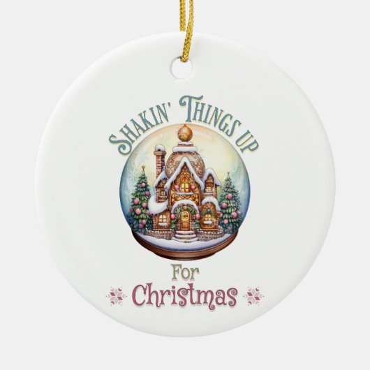 Gingerbread House in Snow Wereldbol Kerstvakantie Keramisch Ornament (Voorkant)