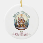 Gingerbread House in Snow Wereldbol Kerstvakantie Keramisch Ornament (Achterkant)