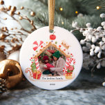 Gingerbread House Kerstmis Foto Keramisch Ornament<br><div class="desc">Dit kerstornament heeft een speels gemberkoekhuisontwerp. Met een mix van vrolijke kleuren en feestelijke kerstcharme. Bijpassende items in ons Gingerbread House Christmas Collectie</div>