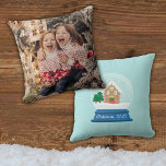 GINGERBREAD HOUSE SNEEUW WERELDBOL KUSSEN<br><div class="desc">Schattige peperkoekenhuis in een sneeuwbos voor het perfecte wereldbol van Kerstmis</div>