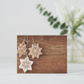 Gingerbread koekjes hangen boven hout feestdagenkaart (Staand voorkant)