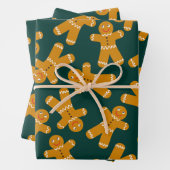 Gingerbread koekjes op groen inpakpapier vel (In situ)