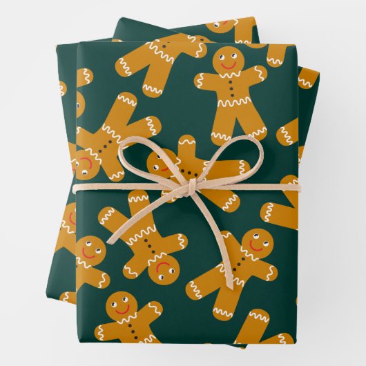 Gingerbread koekjes op groen inpakpapier vel (In situ)