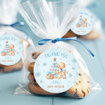 Gingerbread Man Blue Christmas Boy Baby shower Ronde Sticker<br><div class="desc">Een klein man is onderweg! Kerstjongen baby showers stickers,  gunst labels,  met een schattige peperkoek man,  kerstboom,  cadeau en sneeuwvlokken allemaal in blauw en beige. Personaliseer eenvoudig de tekst. - Kate Eden Art</div>