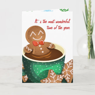Gingerbread Man die ontspant in een mok met warme Feestdagen Kaart