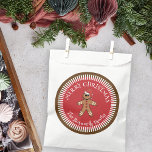 Gingerbread Man met Santa Hat Vrolijk Kerstfeest Bedankzakje<br><div class="desc">Dit is een heerlijke aanpasbare kersttas die een persoonlijk tintje geeft aan uw kerstcadeaus. De tas is voorzien van een charmante peperkoek man genesteld in een feestelijke rode cirkel, omringd door de hartverwarmende boodschap, "Vrolijk kerstfeest". Onder het ontwerp kunt u de tas personaliseren met uw familienaam, waardoor het een unieke...</div>