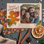 Gingerbread Man Seizoenen Groeten Foto Kerstmis Feestdagenkaart<br><div class="desc">Dit zoete ontwerp is gemaakt met behulp van mijn zoete krans van Scandinavische geïnspireerde koekjes in de vorm van een peperkoekman, een kerstboom en een ster omringd door citrus, gedroogde specerijen, groen en bessen die het gevoel van een warme keuken bij oma's oproepen gevuld met de geuren van het bakken...</div>