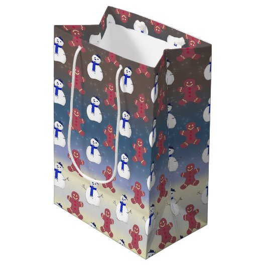 Gingerbread Mannen en Sneeuwmannen, Kerstcadeauzak Medium Cadeauzakje (Voorkant Gekanteld)