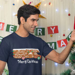Gingerbread RV Klasse C Camper Kerstmis Graphic T-shirt<br><div class="desc">Je kunt het "Merry Christmas"-bericht achterlaten of de tekst op dit T-shirt aanpassen met je eigen slogan. De witte belettering verschijnt onder een illustratie van een peperkoek RV. Deze feestelijke koekjescamper is versierd met witte kers en rood en groen snoep.</div>