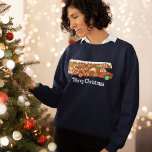 Gingerbread RV Klasse C Camper Kerstmis Graphic Trui<br><div class="desc">Je kunt het "Merry Christmas"-bericht achterlaten of de tekst op dit sweatshirt aanpassen met je eigen slogan. De witte belettering verschijnt onder een illustratie van een peperkoek RV. Deze feestelijke koekjescamper is versierd met witte kers en rood en groen snoep.</div>