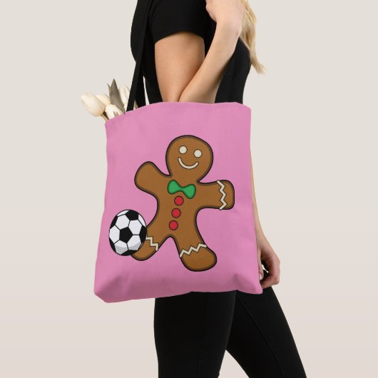 Gingerbrood Man die voetbal speelt Tote Bag (Dichtbij)