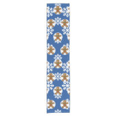 Gingerbrood Man op Blue White Snowflakes Pattern Korte Tafelloper (Voorkant)