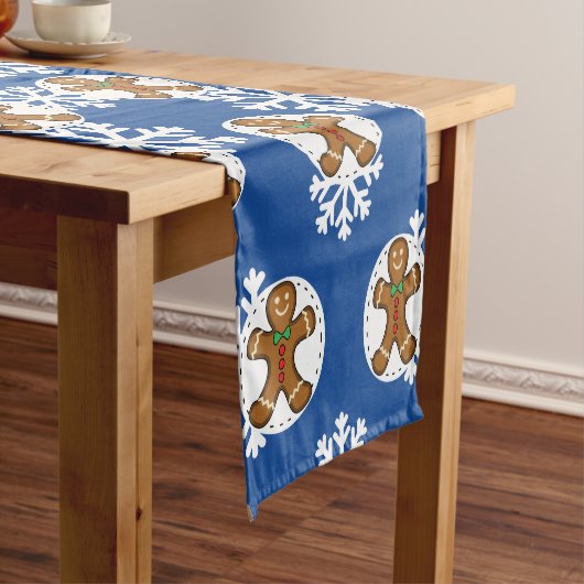 Gingerbrood Man op Blue White Snowflakes Pattern Korte Tafelloper (Voorbeeld)