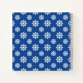 Gingerbrood Man op Blue White Snowflakes Pattern Notitieboek (Achterkant)
