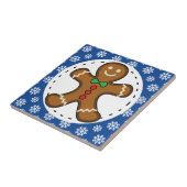 Gingerbrood Man op Blue White Snowflakes Pattern Tegeltje (Zijkant)