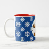 Gingerbrood Man op Blue White Snowflakes Pattern Tweekleurige Koffiemok (Links)