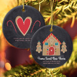 Gingerbrood Nieuw Home Chalkboard Holiday Aangepas Keramisch Ornament<br><div class="desc">"Home Sweet New Home". Hier is een wonderlijke manier om je eerste Kerstmis in je nieuwe huis te vieren met deze schattige, grillige, griezelige, eenvoudige, moderne, aangepaste kerstsiernaam. Een schattig ontbijtbroodhuis, koekjesbomen en een speelse scripttypografie bedekken een donkere koolstof grijze achtergrond. Pas uw naam en jaar aan. Een zoet hart,...</div>