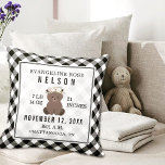Gingham Black   White Beer Baby Girl Birth Stats Kussen<br><div class="desc">Zwart-witte gingham achtergrond met afbeelding van een baby beer vooraan. De tekst van de douane voor naam,  geboortedatum,  gewicht,  lengte,  geboortetijd,  en plaats,  staat.</div>