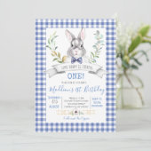 Gingham bunny verjaardagsuitnodiging kaart (Staand voorkant)