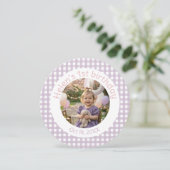 Gingham Lavender 1e Verjaardag Foto Uitnodiging (Staand voorkant)