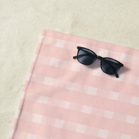 Gingham patroon in roze en pastelperzik strandlaken (In situ)
