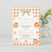 Gingham Strik Pompoen Thanksgiving Uitnodiging (Staand voorkant)