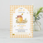 GinghamSweet Little Bee is op weg naar het Baby sh Kaart (Staand voorkant)