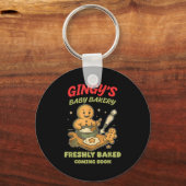 Gingy's Baby Bakery Freshly Baked Coming Soon Chri Sleutelhanger (Voorkant)