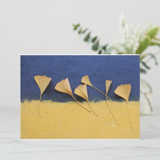 ginkgo-bladeren op handgemaakt papier, vijfmaal7 u kaart (Staand voorkant)