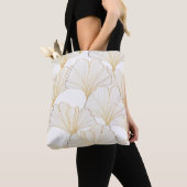 Ginkgo Gold: luxe bladarrangement Tote Bag (Dichtbij)