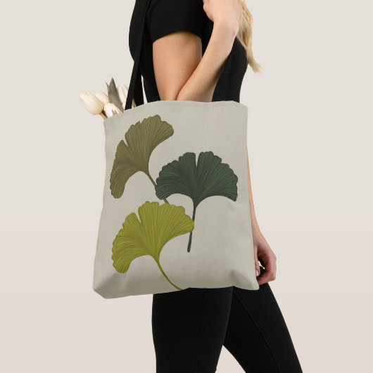 Ginkgo laat achtergrondkleuren achter tote bag (Dichtbij)
