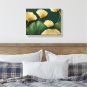 Ginkgo laat goudgroen achter canvas afdruk (Insitu (Slaapkamer))