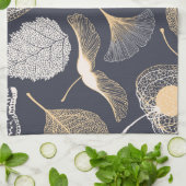 Ginkgo Leaves: Naadloze bloemige elegantie. Theedoek (Gevouwen)