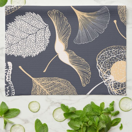 Ginkgo Leaves: Naadloze bloemige elegantie. Theedoek (Gevouwen)