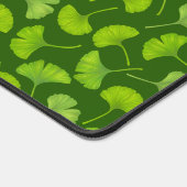 Ginkgo patroon op donkergroen bureaumat (Hoek)
