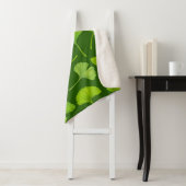 Ginkgo patroon op donkergroen sherpa deken (In situ)