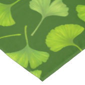 Ginkgo patroon op donkergroen tafelkleed (Gekanteld)