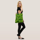 Ginkgo patroon op donkergroen tote bag (Op model)