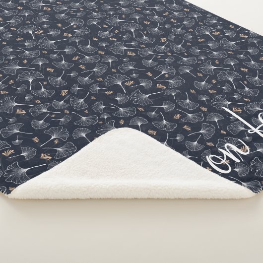 Ginkgo verlaat marine en koraal familie monogram sherpa deken (3/4)