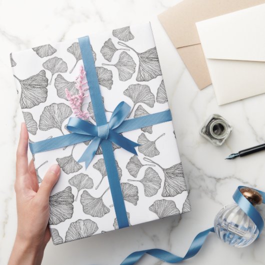 Ginkgo verlaat Verpakkingspapier. Zwart-Wit Cadeaupapier (Geschenken)