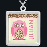 Giraffe Afdrukken & Roze Owl Aangepast Ketting<br><div class="desc">Een ketting met een afbeelding van een girafdruk en roze uil.  Matching border aan de bovenkant.  Personaliseer met jouw naam rechts in roze.  Zoek overeenkomende objecten op Jill's Paperie.</div>