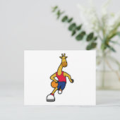 Giraffe als basketballspeler met basketbal briefkaart (Staand voorkant)