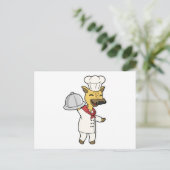 Giraffe als chef met kookschort en schaal briefkaart (Staand voorkant)