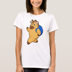 Giraffe als student met rugzak t-shirt