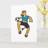 Giraffe als voetballer met voetbal kaart (Gele Bloem)