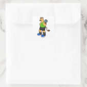 Giraffe als volleybalspeler met volleybal vierkante sticker (Tas)