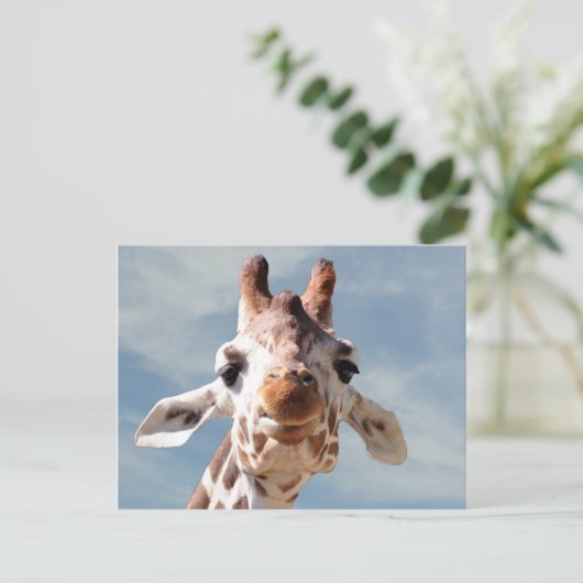 Giraffe dicht bij Blue Sky Briefkaart (Staand voorkant)